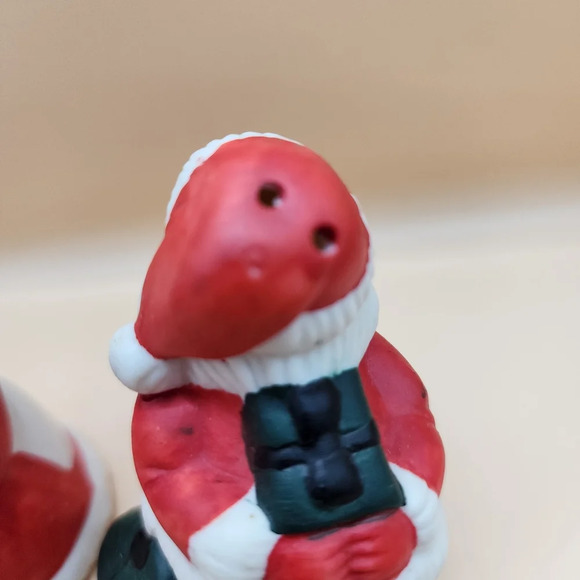 Kissing Santa and Mrs Claus Salt and Pepper Shakers - Picture 3 of 7